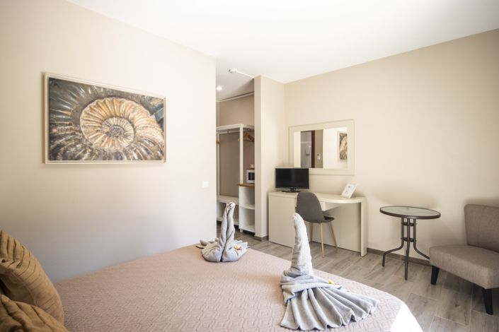 Image No.17-8 Bed Property for sale