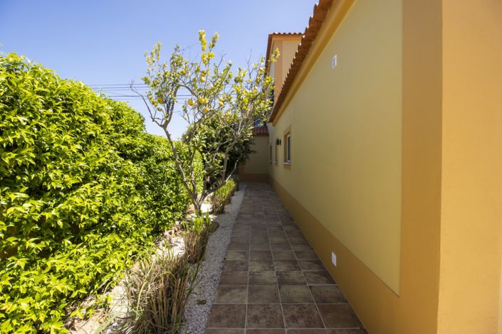 Image No.24-8 Bed Property for sale