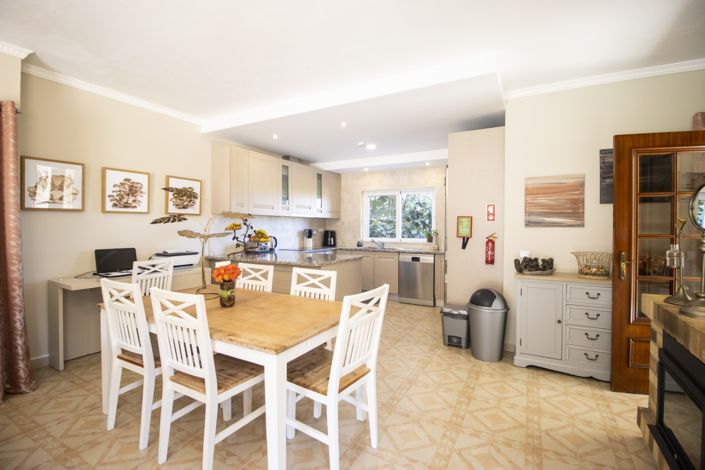 Image No.8-8 Bed Property for sale