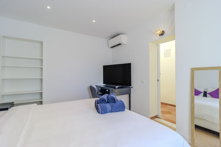 Image No.8-7 Bed Commercial for sale