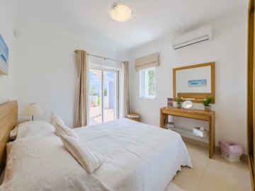 16 BEDROOM B (Large).jpg