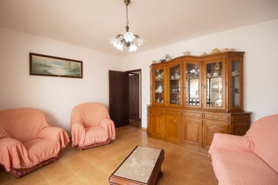 2-Living area (Large).jpg
