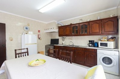 2-Kitchen (Large).jpg
