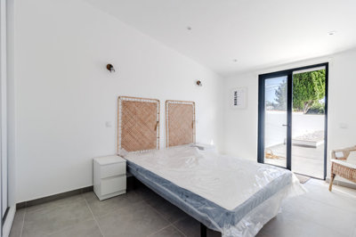 13 bedroom.JPG