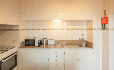 15 Kitchen.jpg