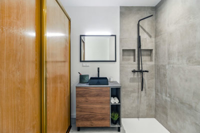 15 BATHROOM.jpg