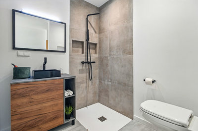 16 BATHROOM.jpg
