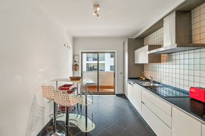 10 KITCHEN.jpg