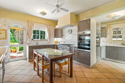 2 KITCHEN.jpg