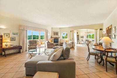 7 LIVING ROOM.jpg