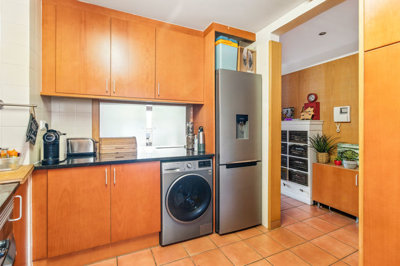 10 KITCHEN.jpg