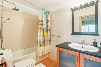 14 BATHROOM (1).jpg