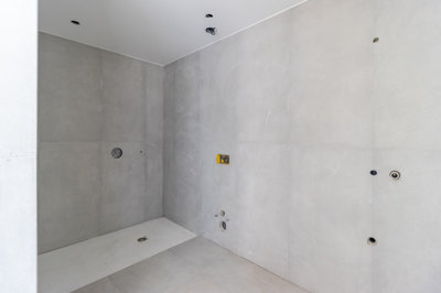 11 BATHROOM.jpg