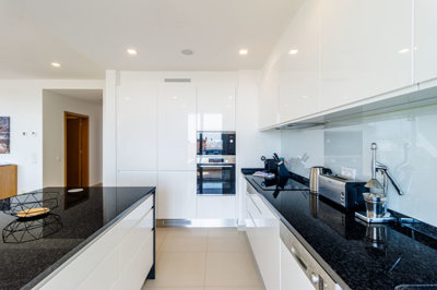 9 KITCHEN.jpg
