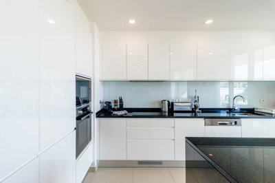10 KITCHEN.jpg