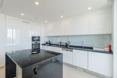 7 KITCHEN.jpg