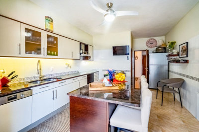 2 kitchen.jpg