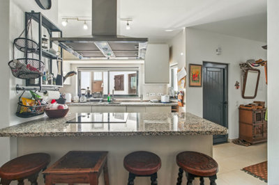 12 kitchen.jpg