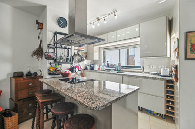 8 kitchen.jpg