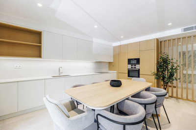 9 KITCHEN.jpg