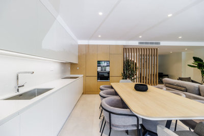 10 KITCHEN.jpg