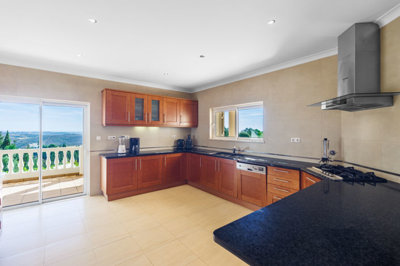 6 KITCHEN.jpg