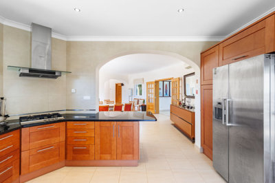 7 KITCHEN.jpg
