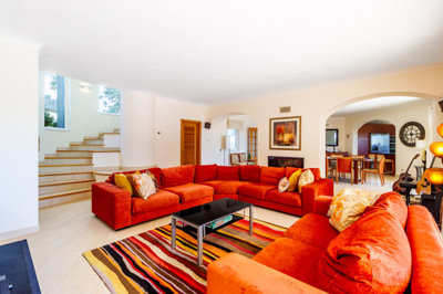 2 LIVING ROOM.jpg