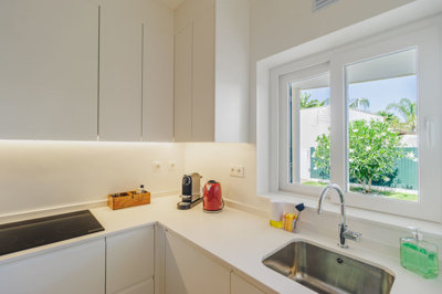 9 KITCHEN.jpg