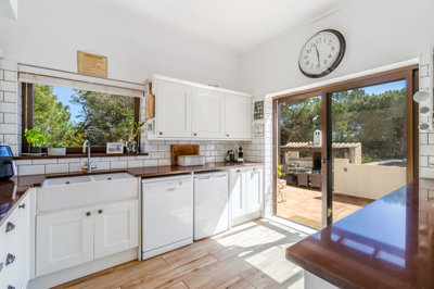 KITCHEN 1.jpg