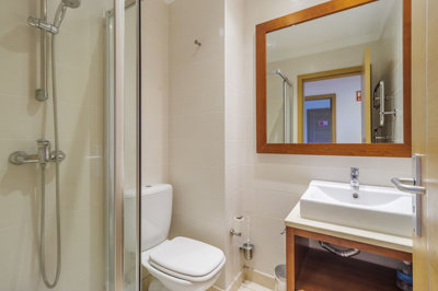 7 BATHROOM.jpg