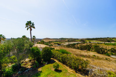 Baclony view towards sea and golf.jpg