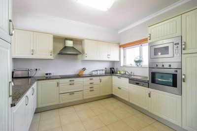 9 KITCHEN.jpg