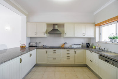 10 KITCHEN (1).jpg