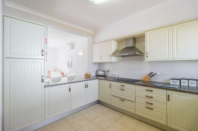 11 KITCHEN (1).jpg