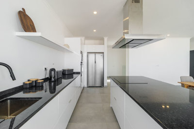 9 KITCHEN.jpg