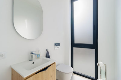 14 BATHROOM.jpg