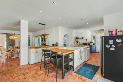 8.7 KITCHEN.jpg