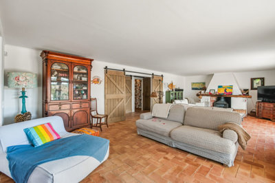 3 LIVING ROOM.jpg