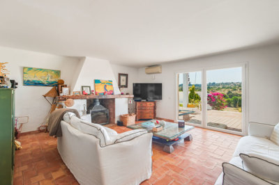 5 LIVING ROOM.jpg