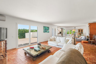 6 LIVING ROOM.jpg