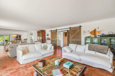 8 LIVING ROOM.jpg