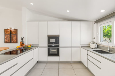11 Kitchen.jpg