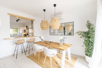 Dining area (Large).jpg