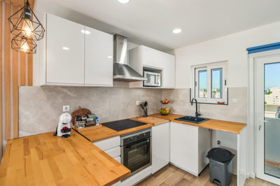 11 KITCHEN.jpg