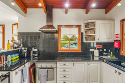 11 KITCHEN.jpg