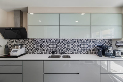 10 KITCHEN.jpg