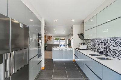 11 KITCHEN.jpg