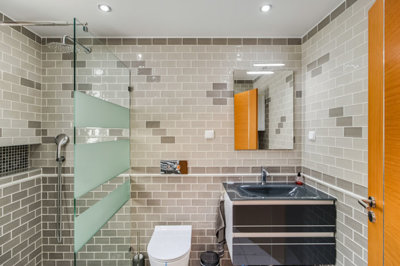 13.1 BATHROOM.jpg