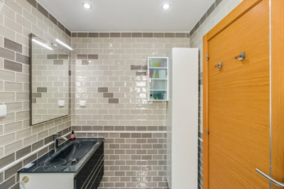 13.2 BATHROOM.jpg